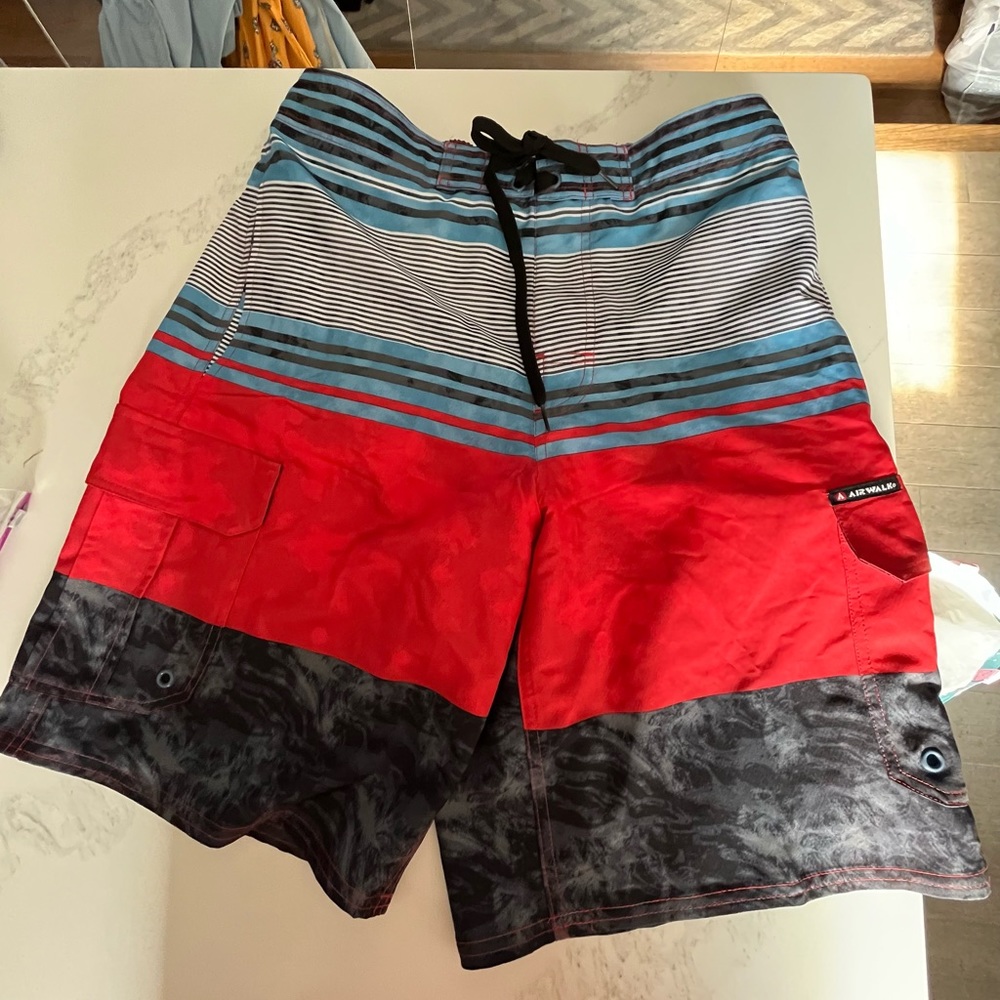 NWT men’s airwalk swim trunk & board shorts.  Size medium.